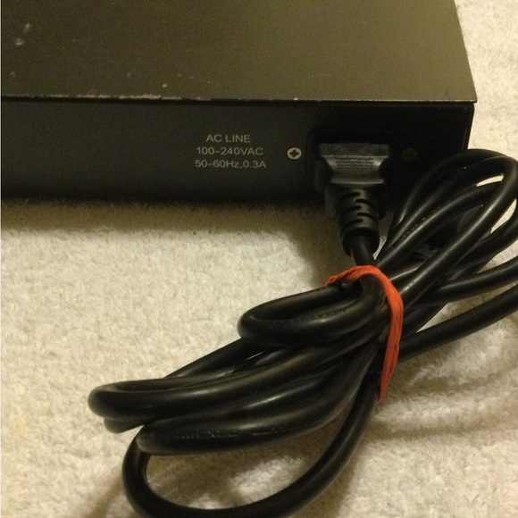 D-Link DGS-1024D 24-Port Gigabit Unmanaged Metal Desktop or Rackmount Switch (DG - Picture 5 of 8